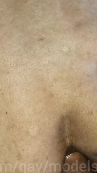 콘돔 없이 Sissy Femboy 따먹고 크로스드레서의 아름다운 엉덩이에 핫한 정액을 쏟아붓는 아빠