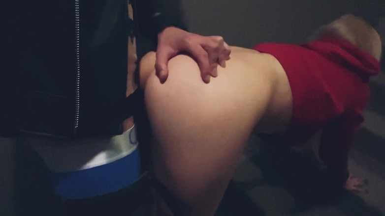 Aleks Sam: Червона худі, публічна: зігнута на сходах, вологий собачий у сходовій клітці