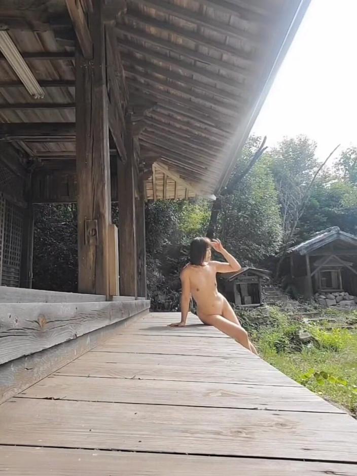 Mayumi Kanzaki: Outdoor Shooting Scene