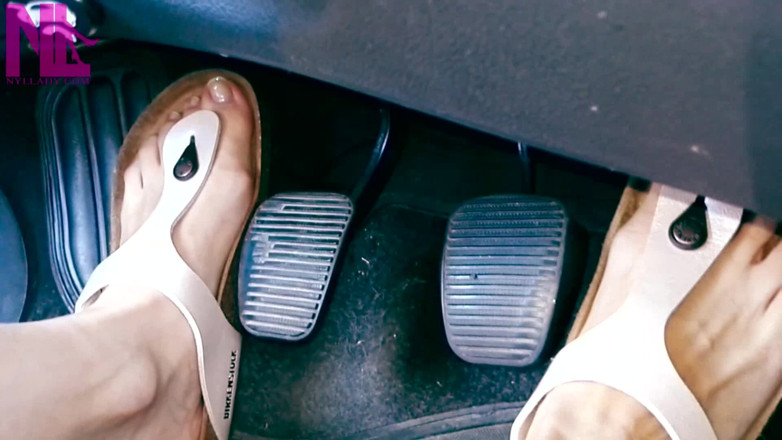 Nyllady: Krem renkli gizeh birkenstocks'ta pedal pompalıyor