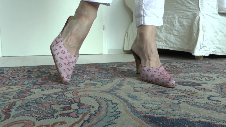 Lady Victoria Valente: Du streichst deinen schwanz in deine hose, während ich dir...