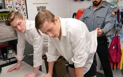 Сексуальний twink відтраханий на очах у хлопця після того, як його спіймали в торговому центрі