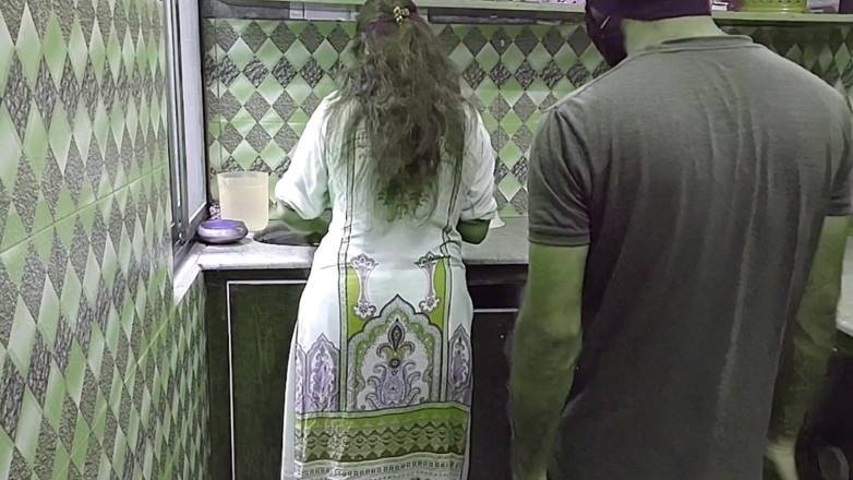 Pakistani CoupleX: Indiana tia cozinha mai kam kr rahi thi pati ny...
