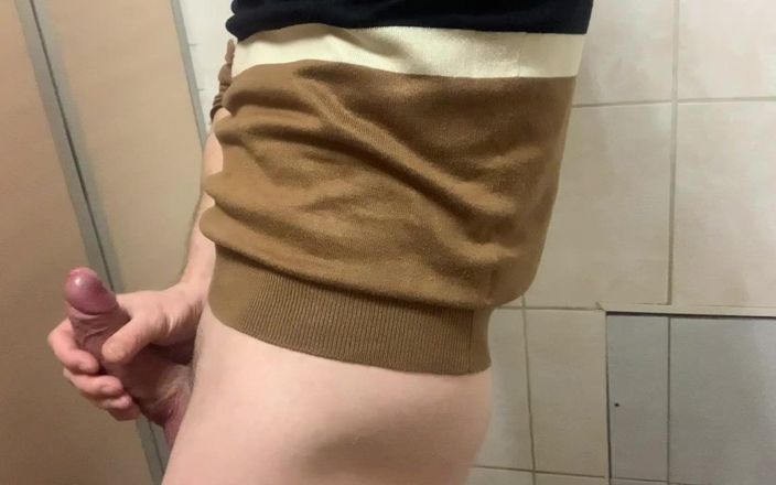 Cool big boy: काम के शौचालय में हस्तमैथुन