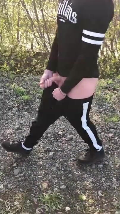 Dick Boys Studio: Extrem. Masturbându-i Pula Mare În Gară