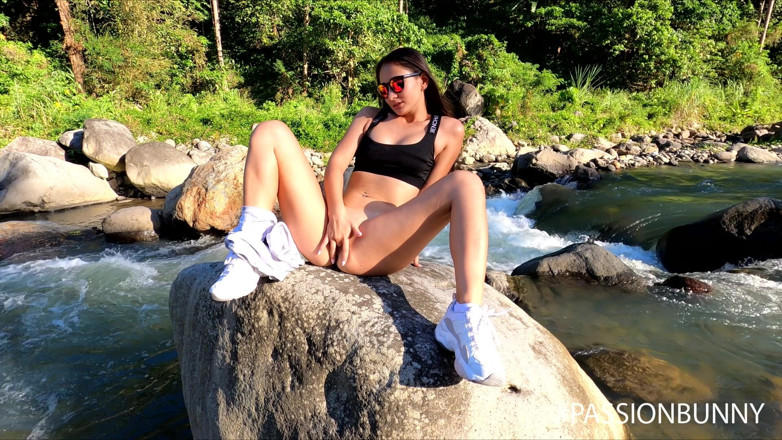 PassionBunny: Arriesgada masturbación caliente en parque