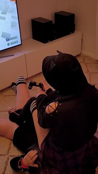 Sissy Im Käfig Neckt in Facesitting-box - Herrin Benutzt Ihren Sklaven Als Sitz, Während Sie Spielt