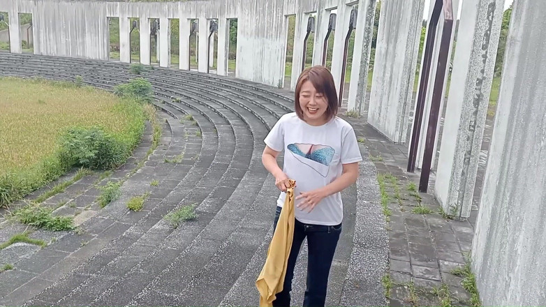 Mayumi Kanzaki: Pendedahan luar dalam seluar jeans bertingkat ultra rendah