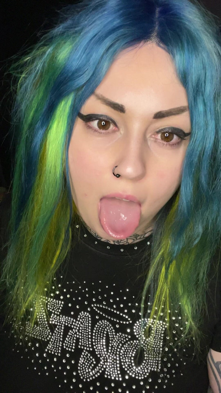 Miss Valentina: Babasının ahegao sürtüğü