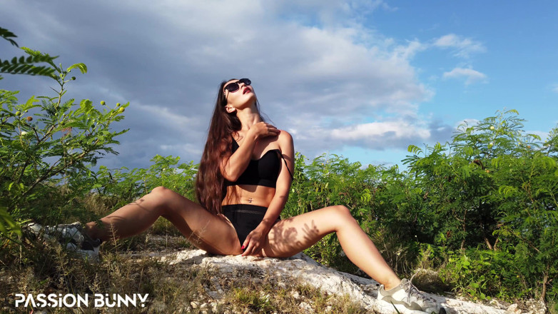 PassionBunny: Une modèle sportive sexy se masturbe pour vous