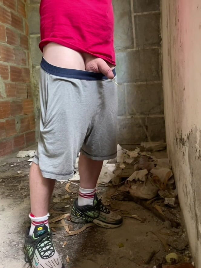 AmateurBoysPissing: Паренька Застукали Писающего Без Рук В Заброшенном Здании