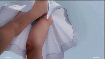 FoxyAleksa: Nahá kundička venku. Nahý zadek přítelkyně chodí bez kalhotek.