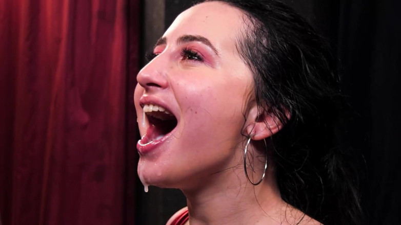 MILF and Big Wet Tits XXX: Mamă sexy cu țâțe uriașe se fute singură cu degetele și își bagă...