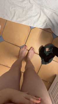 Mycie brudnych stóp