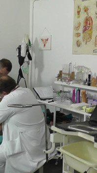 Ginecolog matur - instalat în clinica obgyn l-a surprins pe un medic futând o pacientă