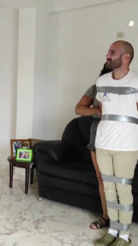 ニーナのダブルダクトテープ脱出チャレンジ