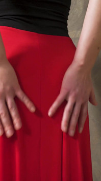 Une MILF sexy en robe moulante taquine la ligne de culotte visible