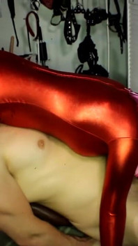 Sexe femdom bizarre avec gode ceinture