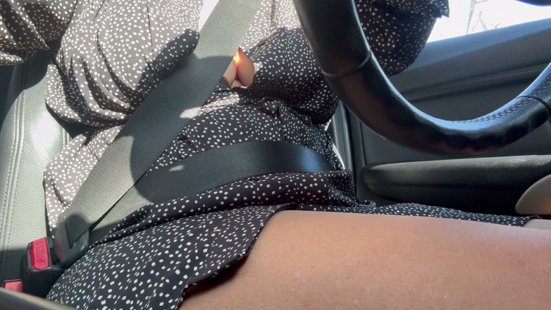 Step Mommy: În dimineața în drum spre birou, o mamă vitregă sexy își atinge țâțele...