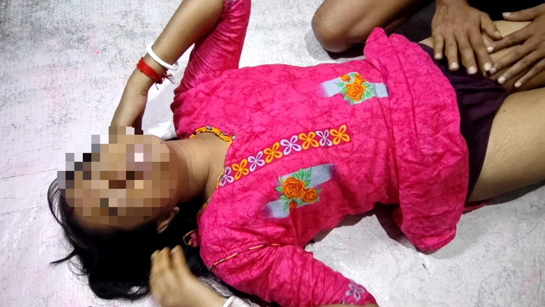 Sila: Une belle fille sexy se fait baiser pour la première...