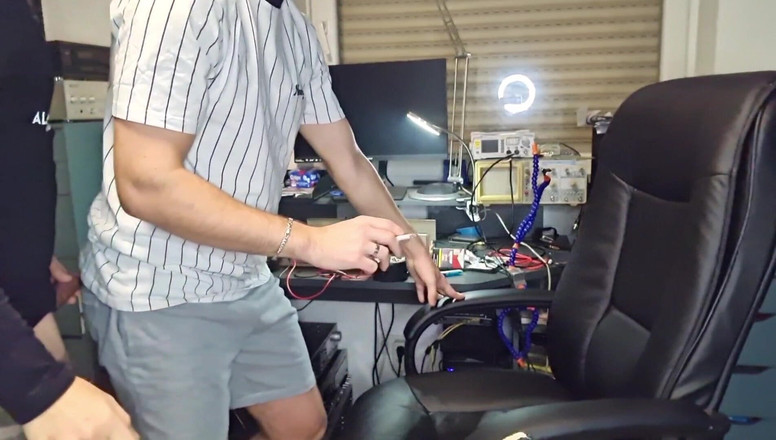 boyzxy212: Přestávka na cigaretu se promění v sexy gay bez sedla