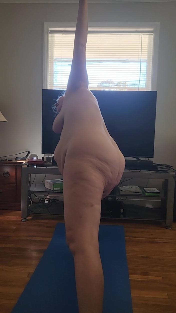 Momma Vee: La calda miLF fa il suo yoga nudo al mattino!