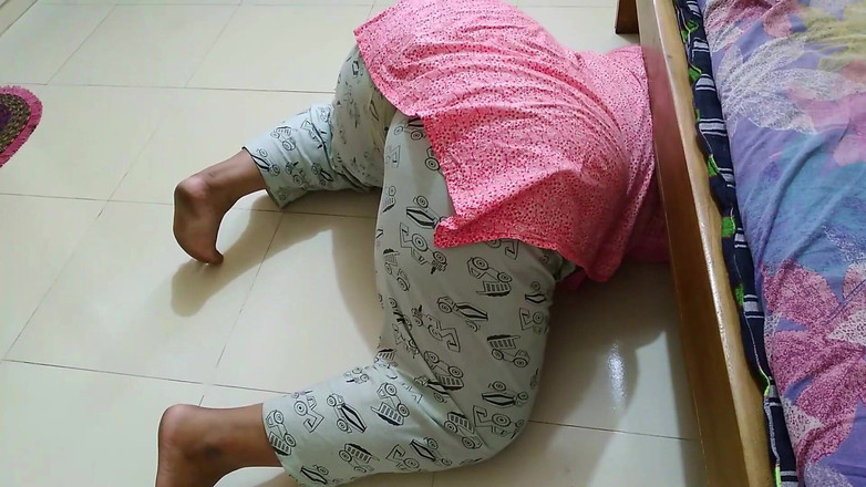 Aria Mia: Saúdská sexy služka uvízne pod postelí, pak jí pronajímatel dá...