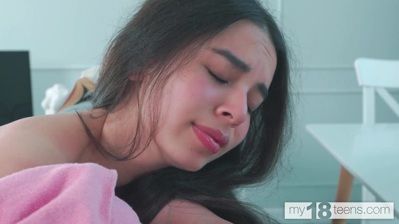 My 18 Teens: My18teens - schattig meisje werd opgewonden door seksverhaal en plaagde haar...