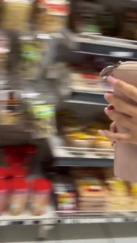 Sborra sul viso in un supermercato pubblico - pompino all'aperto fetish con facciale