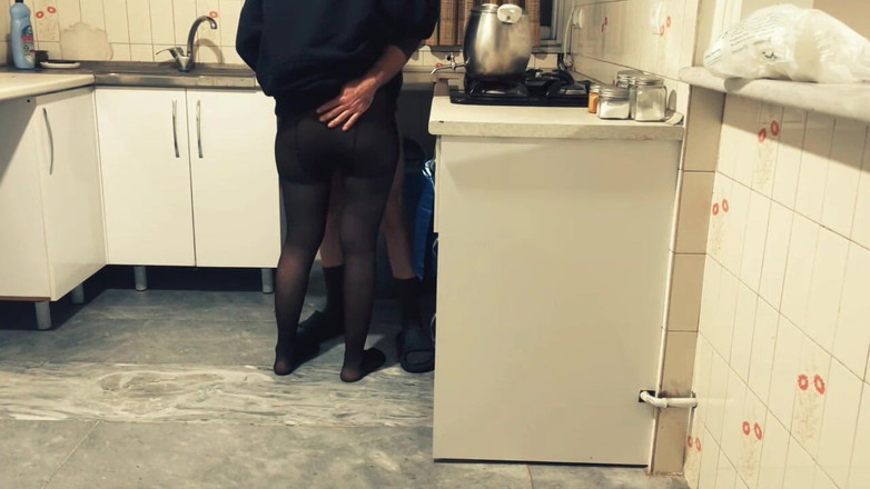 Arabe wife: モロッコの女の子がキッチンで彼氏とセックス