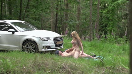Real Porn Amateur: Urocza laska z dużymi cyckami zostaje rozbita na zewnątrz