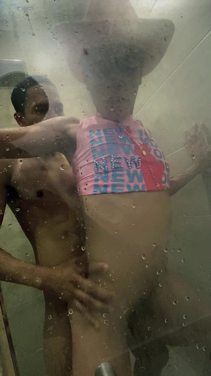 Tomas Styl: Femboy Se Deja Follar Por Un Extraño En El Baño...