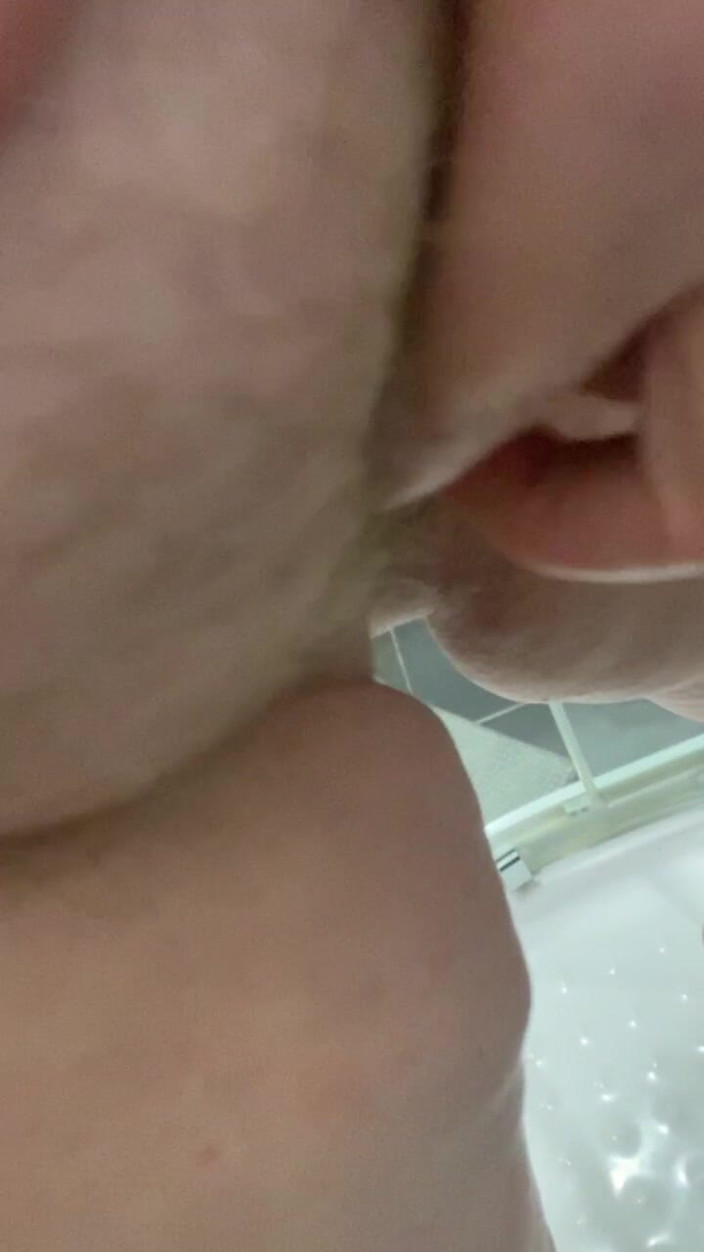 VikkiGeorgia: 샤워 중 오줌 싸기