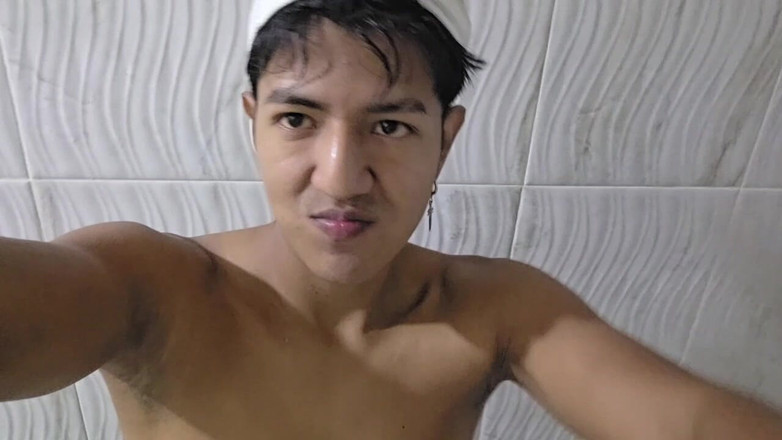 Deiby Latino: Tânără Femboy cu fesele uriașe în baie