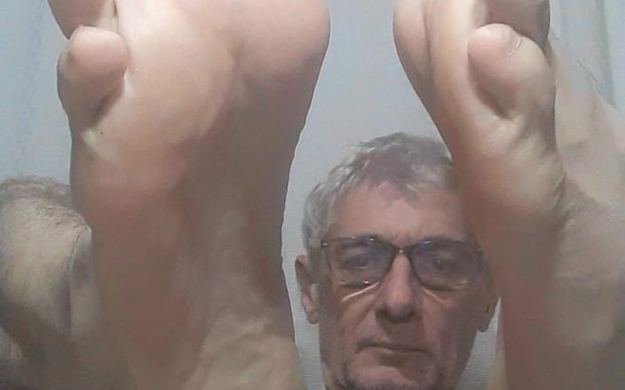Big uncut hard cock: Cerca de mis pies
