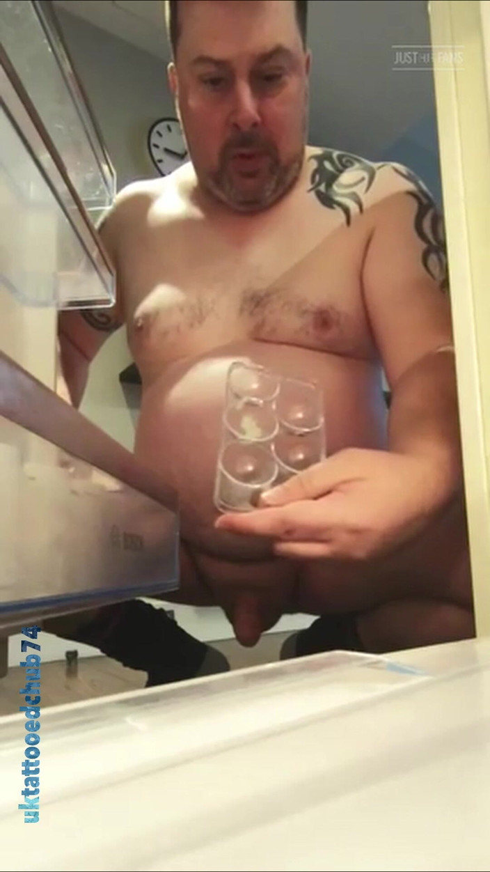 uktattooedchub74: In der küche wichsen und kommen