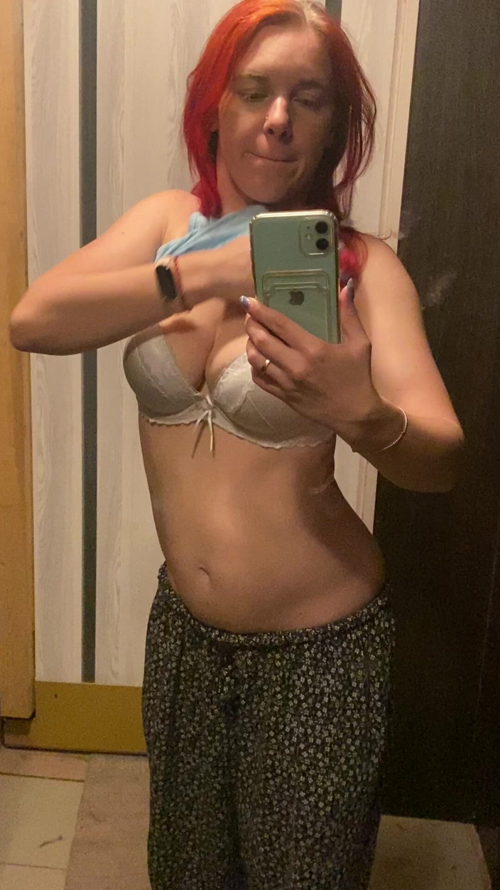 Hairy couple: Redhead MILF Showed Her Big Muscles in Front of Mirror