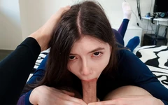 拍摄我的继兄弟，而你的饥渴继妹吮吸你的鸡巴，嘴里射精并吞下