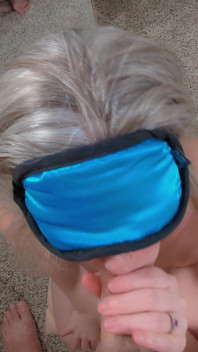 Se zavázanýma očima a saje cizince