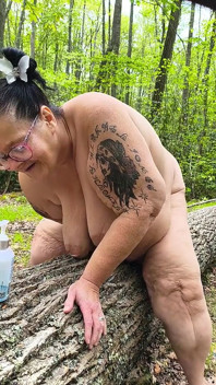Boomdildo hoppen laat haar poesje spuiten