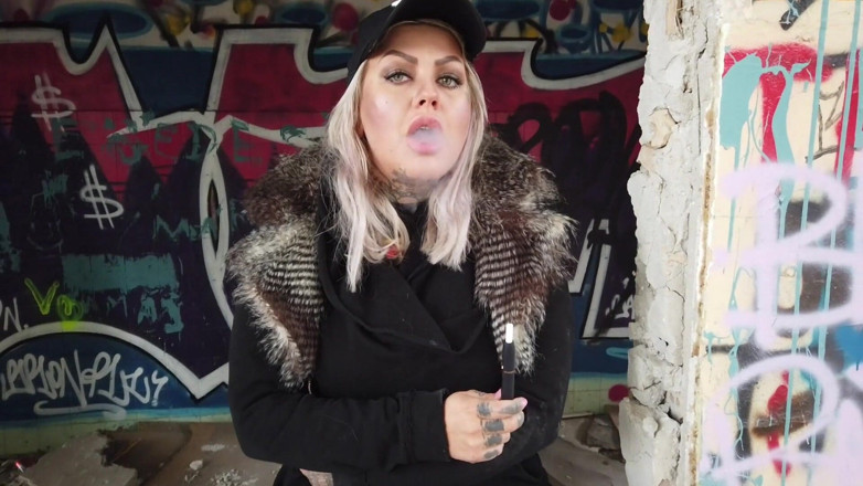 Fetish videos by Alex: La signora bionda fuma una sigaretta elettronica