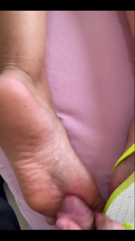 Footjob dengan flip flops pancutan mani besar di tapak kaki dan makan air mani tapak kaki