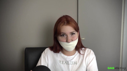 Gag Attack: Red Foxy - pita mikrofoam disedak