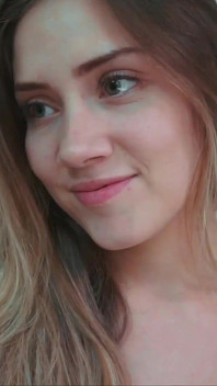 Interview mit Sarta blondine endet mit orgasmus