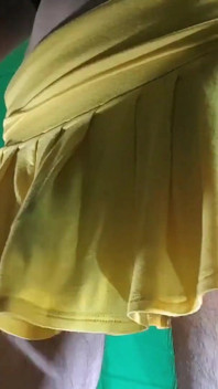 Piccolo perizoma giallo sotto la gonna gialla