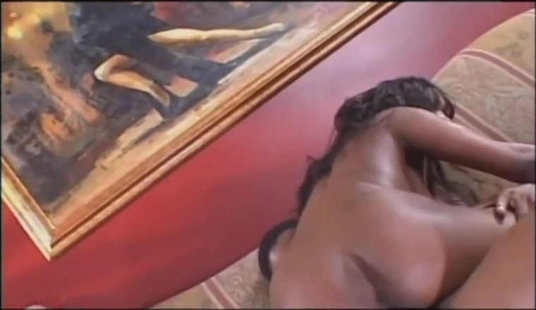 Black Sinner: Una sensazionale ragazza ebano si fa sborrare in faccia