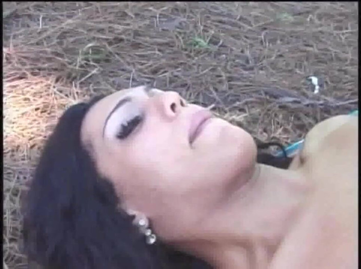 Shemale videos: Yougn atino amico scopata da transeu Ltina nella foresta