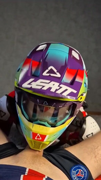 Słodko wyssałem mojego chłopaka podczas noszenia swojego sprzętu moto