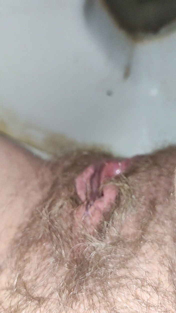 Risky Hairy Couple: Grosse dose de pipi par une chatte poilue