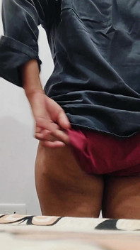 Une bhabhi indienne s’embrasse le cul en twerkant, masturbation, chatte rose